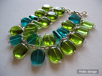 Dubbelt armband med gröna glaspärlor