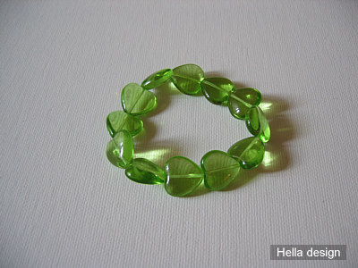Armband med gröna glashjärtan