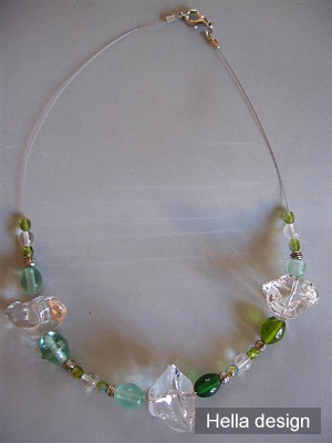 Halsband med gröna och klara glaspärlor