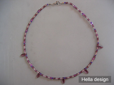 Halsband med lila glaspärlor